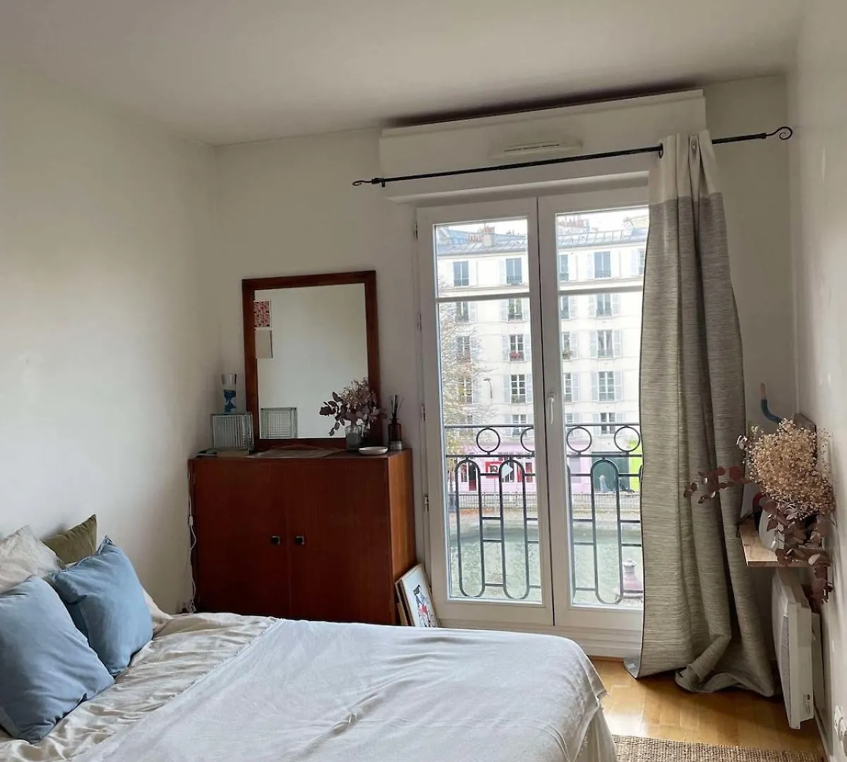 Spacious And Bright Apartment - Canal St-Martin Paris France